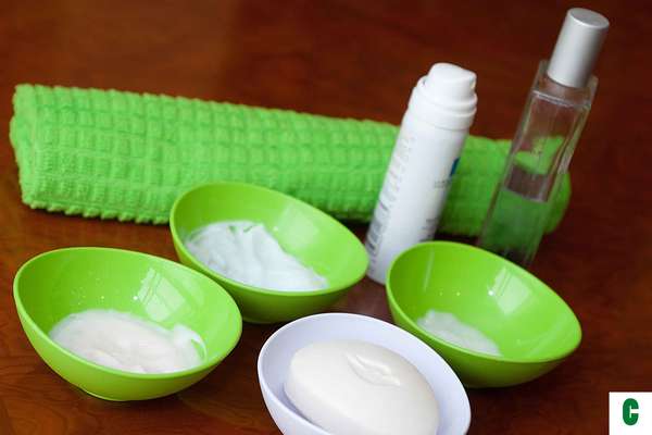 Certo: para dar início à rotina de cuidados com o pescoço, você irá precisar de sabonete em barra ou líquido, esfoliante, água termal, creme hidratante, filtro solar e perfume