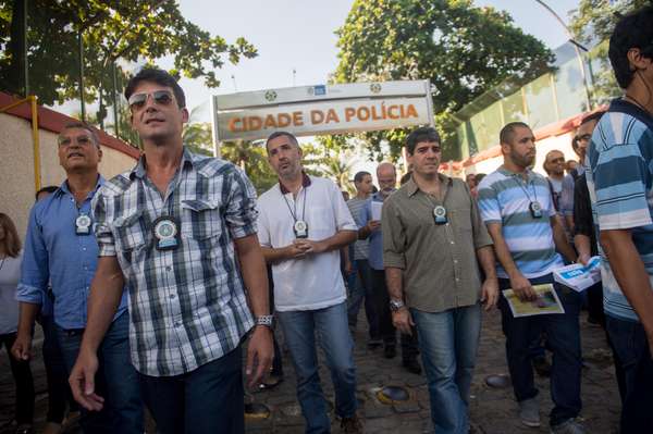 Policiais civis fazem manifestação em frente à Cidade da Polícia, no Jacarezinho, zona norte do Rio de Janeiro