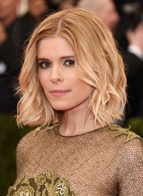 "O esfumado marrom nos olhos de Kate Mara fica com um toque especial graças à sombra dourada, aplicada na pálpebra móvel até o cantinho externo", observa a maquiadora Anna Rizzo. "Blush pêssego e várias camadas de máscara de cílios tornam esse look básico, porém marcante."