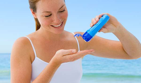 Para quem tem ou deseja prevenir o problema, o ideal é optar por filtros solares com fator acima de 30 e sempre reaplicar o produto a cada hora, durante a exposição, ou após mergulhos na água e práticas de atividades físicas ao sol