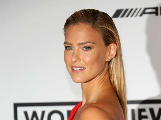 Bar Refaeli - "Para não 'brigar' com o tom do vestido, a modelo optou pela maquiagem cor da pele e aproveitou o lindo bronzeado", comenta Elton Thadeu, make up artist do salão Blend Your Mind, em São Paulo. "Ela usou somente tons de marrom e bege; o nude está impecável."