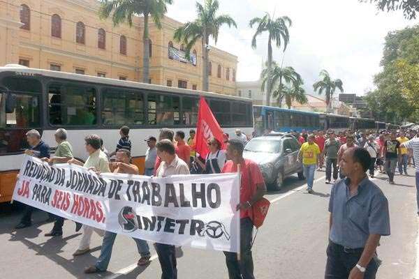Motoristas fazem protesto nesta sexta-feira em Teresina (PI) após decidirem entrar em greve