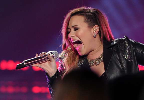 Na apresentação no American Idol, Demi Lovato exibiu o sitecut hair com as mechas loiras no comprimento