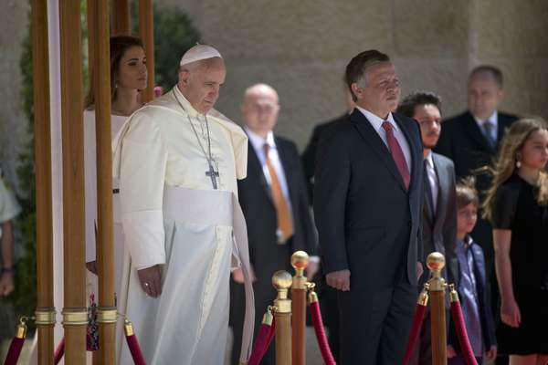 Papa Francisco chegou ja Jordânia neste sábado, em sua primeira viagem oficial à Terra Santa