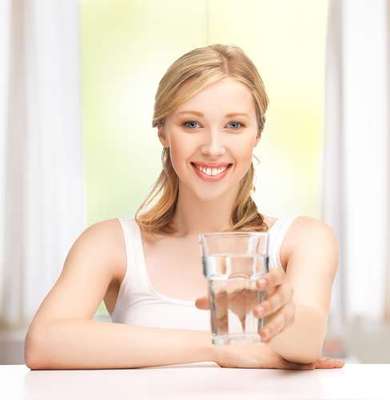 Agua: además de contener flúor, beber agua es importante para eliminar los restos de alimentos en la boca.