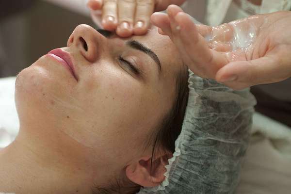 Com duração de 60 minutos, o procedimento começa com a aplicação de um sabonete de limpeza, responsável por fazer a higienização superficial da face