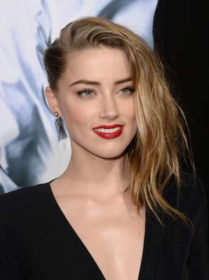 Neste look, Amber Heard expõe a sua marca registrada: pele perfeita e luminosa, feita com base e corretivo, para dar foco aos lábios com batom vermelho