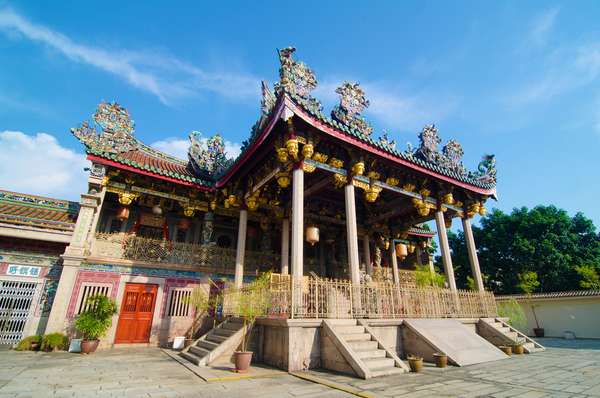 Khoo Kongsi - Uma das primeiras casas de clâs imigrantes da província chinesa de Hokkien chegaram em Penang e construíram casas magníficas. Uma das cinco ainda está de pé em Georgetown, capital de Penang, a Khoo Kongsi, que parece uma mini vila. Nela há dragões, fênix, animais míticos e várias cenas de lendas chinesas excluídas