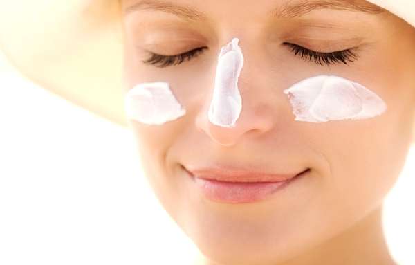 Por ter uma pele mais sensível e suscetível à oleosidade, o rosto pede protetores oil free, nas versões em gel, sérum, gel creme ou creme, que não sejam comedogênicos, tenham FPS mínimo de 30 e garantam proteção contra os raios UVA e UVB