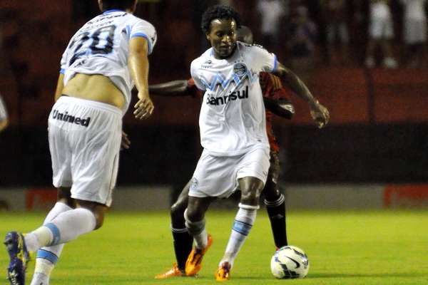 Zé Roberto jogou como volante na partida que terminou empatada por 0 a 0 entre Grêmio e Sport na Ilha do Retiro