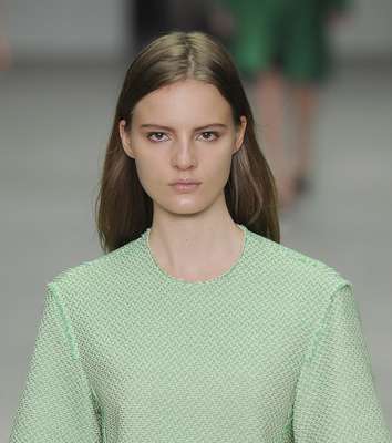 Calvin Klein - "Maquiagem extremamente natural, ideal para o dia a dia ou ocasiões em que não se quer parecer que está maquiada", avalia a blogueira Alice Salazar. "Usou-se pouca base, mas a pele está bem corrigida."