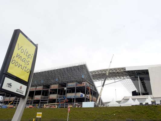 A duas semanas da Copa, a Arena Corinthians segue cheia de obras ao redor e com improvisos. Isso impede que haja um clima de Copa do Mundo nos arredores do local