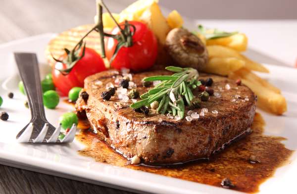 A carne vermelha é fonte de vitamina B1 e seus benefícios estão relacionados ao bom funcionamento do sistema nervoso
