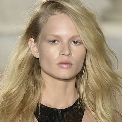 No desfile da grife Emilio Pucci, uma base no tom acima da cor da pele da modelo suaviza o rosto