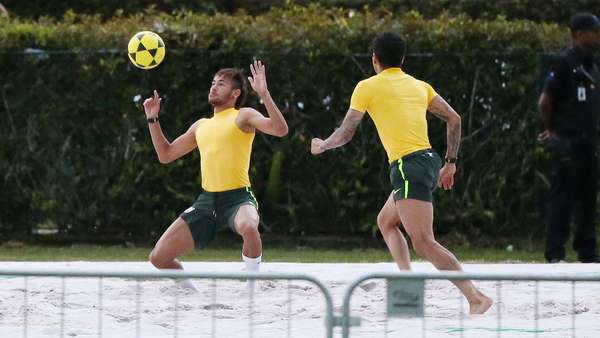 Treino da Seleção Brasileira na tarde desta sexta contou com partida de futevôlei em caixa de areia entre jogadores