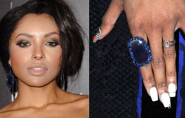 Kat Graham, da série The Vampire Diaries, exibiu nail art e piercing nas unhas