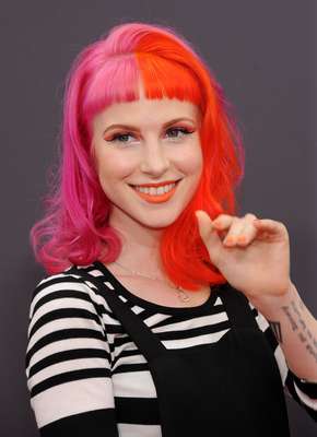 A cantora Hayley Williams pintou os fios de laranja e rosa, metade de cada cor