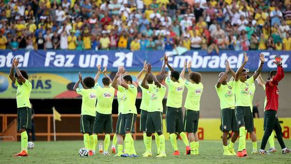 Felipão colocou em prática as mudanças na seleção, escalando Ramires para atuar no lugar de Hernanes no último ensaio antes do amistoso desta terça conta o Panamá, no Serra Dourada