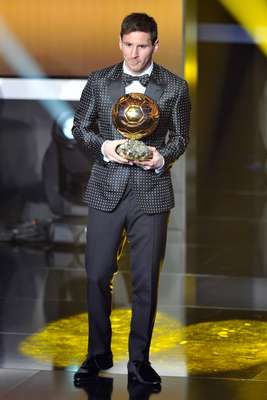 Em 2013, quando ganhou pela quarta vez consecutiva a Bola de Ouro da Fifa, Messi foi à premiação com um smoking com paletó e gravata borboleta de bolinha. Tido como tímido, o jogador ousou no look Dolce & Gabbana, que classificou o jogador como moderno, sexy e ousado