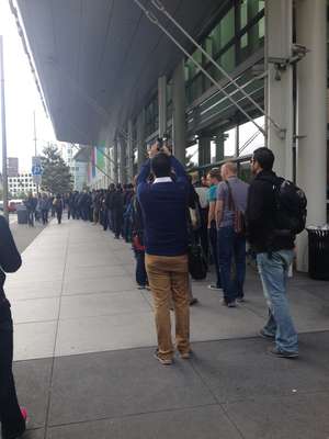 A fila de desenvolvedores se estendia ao redor do Moscone Center, em São Francisco. Mais de 6 mil participaram do evento da Apple