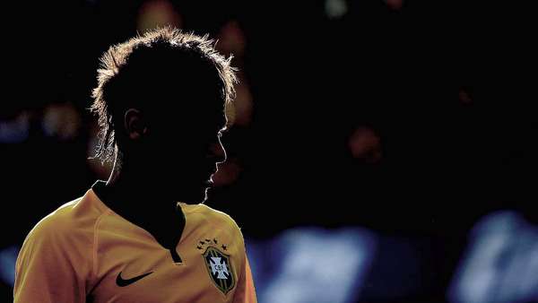 Neymar foi o grande nome da Seleção Brasileira em seu primeiro amistoso de preparação para a Copa do Mundo. Contra a equipe do Panamá, o atacante fez gol de falta, deu assistência de calcanhar, arriscou uma bicicleta e infernizou a defesa adversária com dribles e toques de efeito. Veja a seguir em imagens exclusivas mais detalhes da apresentação do camisa 10 do Brasil