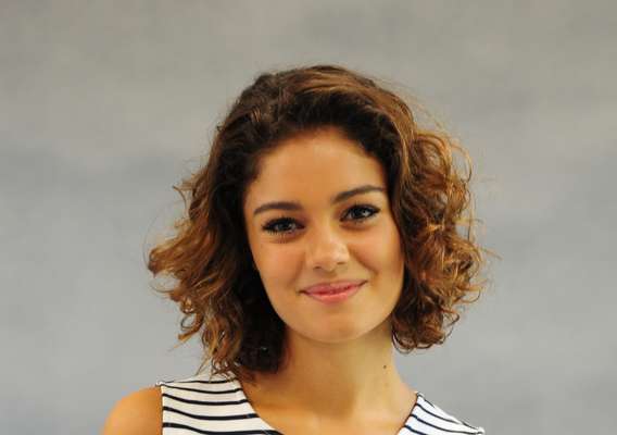 Sophie estava com cabelo cacheado e acima do ombro antes da transformação