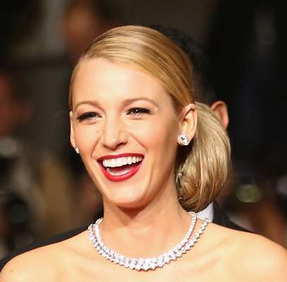 "A atriz Blake Lively aposta num olho levemente esfumado com sombra marrom no canto externo", explica a maquiadora Tassi Barberino, do Espaço Belle, em São Paulo. "Cílios postiços longos e volumosos, com várias camadas de máscara, destacam os olhos. A pele tem acabamento acetinado, blush de tom alaranjado levemente bronzeado nas maçãs e batom vermelho matte."