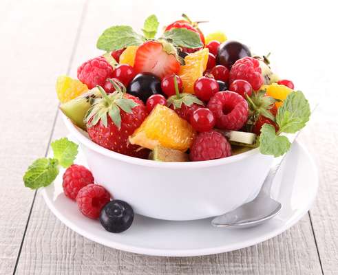 O truque é sempre incluir uma fruta diferente na salada de frutas da criança