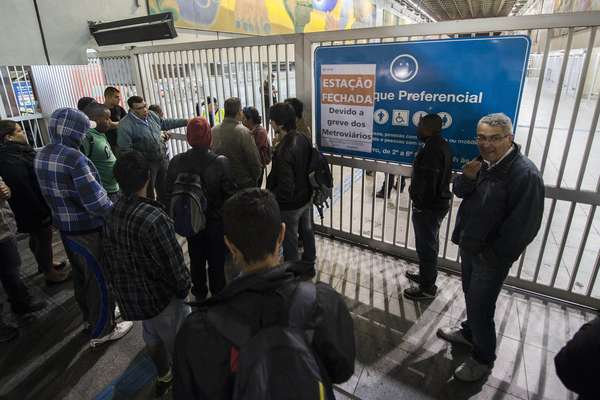 Usuários da estação Corinthians-Itaquera encontram os portões fechados