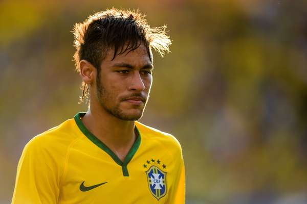 Se nos mundiais passados Ronaldo marcou época com sua cabeça raspada e um corte do cabelo no melhor estilo Cascão, nesta Copa do Mundo todos os holofotes estarão voltados para Neymar. Confira a seguir a evolução do visual do craque brasileiro, que já teve até trancinhas e pintou o cabelo