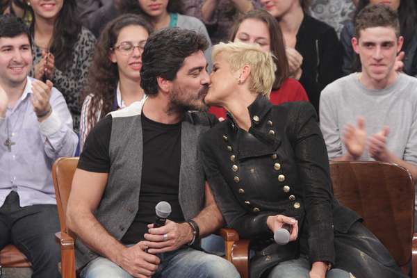 Na noite deste sábado (7) vai ao ar um 'Altas Horas' especial de Dia dos Namorados. Na atração, estarão presentes Ivete Sangalo, Mateus Solano e os apaixonados Xuxa e Junno, que trocarão muito beijos e declarações