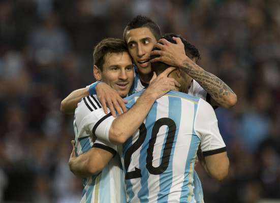 Em jogo que os reservas da Argentina começaram como titulares, os astros também brilharam no final e definiram a vitória por 2 a 0