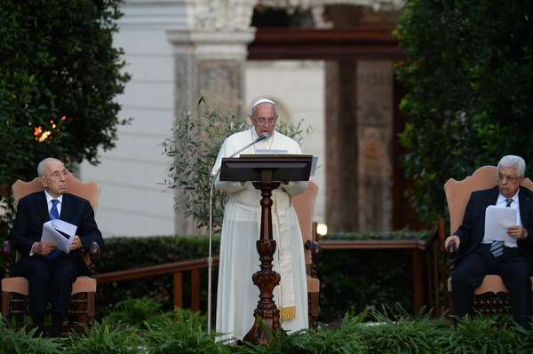 Papa Francisco discurso nas jardins do Vaticano, acompanhado do presidente de Israel, Shimon Peres (à esq.), e do líder da Palestina, Mahmoud Abbas