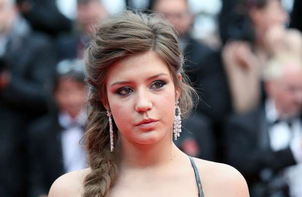 Adele Exarchopoulos - "Olhos esfumados com sombra marrom e preta, e, nos cantos internos, sombra com glitter", esclarece a maquiadora Patrícia Lopes. "Lápis preto na linha d'água e esfumado embaixo com a sombra marrom e a com glitter."