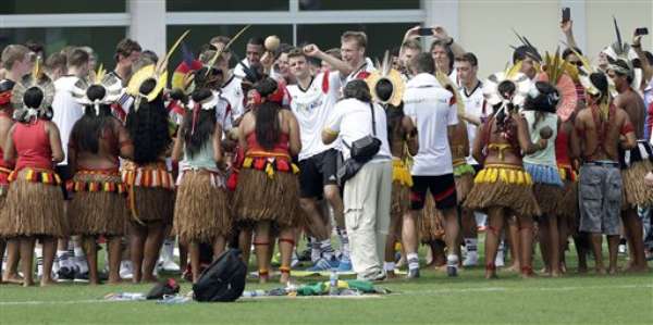 Cerca de 20 indígenas da Escola Indígena Pataxó de Coroa Vermelha, uma das últimas praias de Cabrália antes de Santo André, compareceram ao Campo Bahia para acompanhar o treino da seleção alemã nesta segunda-feira (9)