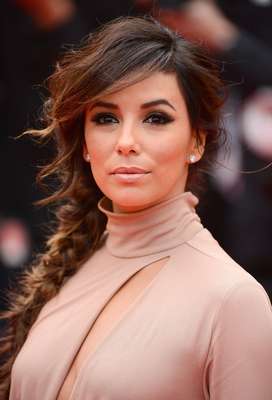 Para marcar as sobrancelhas, como faz Eva Longoria, aplique a sombra com o lápis chanfrado