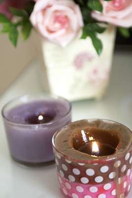 Chamado de candle massage, tratamento conta com velas cosméticas especiais, enriquecidas com aromas de uva e chocolate e propriedades hidratantes