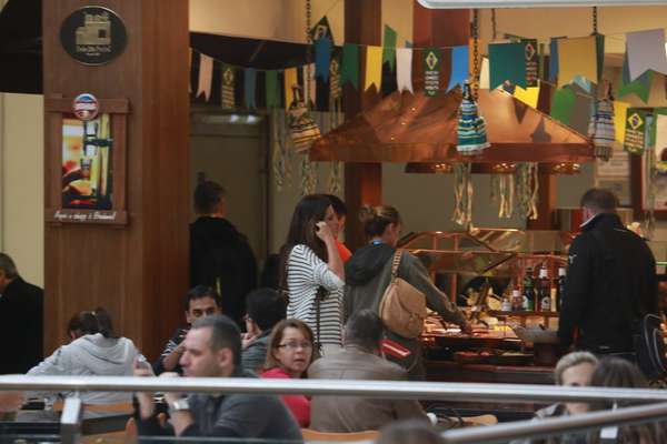 A jornalista Sara Carbonero, mulher do goleiro da seleção espanhola Iker Casillas, foi vista passeando em um restaurante de Curitiba na manhã desta terça-feira (10)