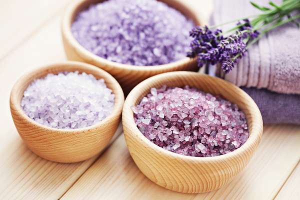 As receitas de sais de banho caseiros geralmente levam erva cidreira, erva doce, camomila e lavanda