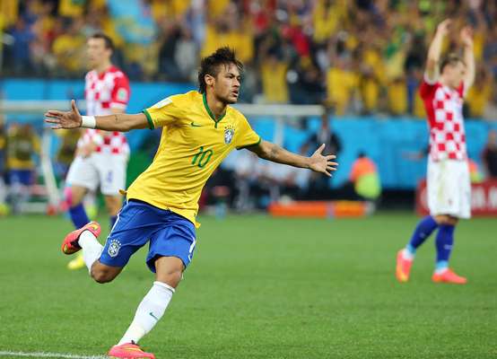 Neymar comemora gol de empate contra a Croácia na estreia do Brasil na Copa do Mundo