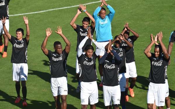 Jogadores de Honduras acenam para torcedores durante treinamento em Porto Feliz, nesta quinta-feira, dia da abertura da Copa do Mundo de 2014