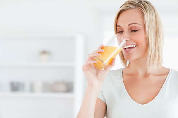 Na parte da manhã, o ideal é tomar um copo de suco desintoxicante todos os dias para combater a ação dos radicais livres, principais responsáveis pela destruição do colágeno da pele. A dica é apostar em nutrientes sabores como laranja, cenoura, couve, e agrião com farinha de linhaça e castanha