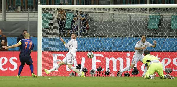 Robben dribla Casillas dentro da área após jogada de velocidade e fecha a goleada sobre a Espanha em 5 a 1. Resultado marca revanche holandesa sobre a seleção espanhola em reedição da final da Copa da África do Sul, em que a Espanha sagrou-se campeã