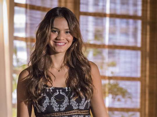 Bruna Marquezine, namorada do craque Neymar, adota o corte em camadas e leves mechas