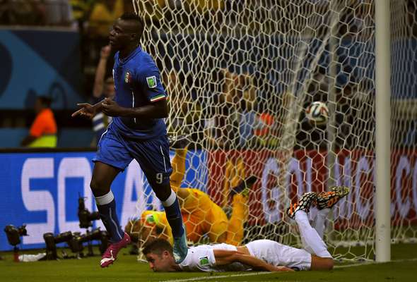 Goleiro inglês se esforça para impedir segundo gol italiano, mas vai parar no fundo da rede junto a bola, cabeceada com força por Balotelli. Itália venceu por 2 a 1