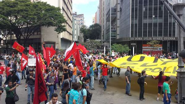 Um grupo de 100 manifestantes se reuniu neste sábado (14) na praça Sete, em Belo Horizonte. A polícia fez uma varredura no local antes dos protestos e prendeu sete pessoas por porte de facas, pedras e máscaras. Hoje, Colômbia e Grécia se enfrentam no Mineirão