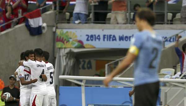 Equipe costarriquenha comemora gol contra Uruguai na primeira partida do "grupo da morte" da Copa do Mundo, que garantiu a vitória para a única seleção do Grupo D que não tem nenhum Mundial.
