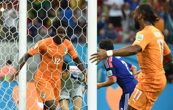 O craque Drogba, que entrou somente no segundo tempo, e o atacante Bony, autor do primeiro gol da Costa do Marfim, fazem a festa com a virada marfinense sobre o Japão após o gol de Gervinho, fechando em 2 a 1 a partida na Arena Pernambuco.