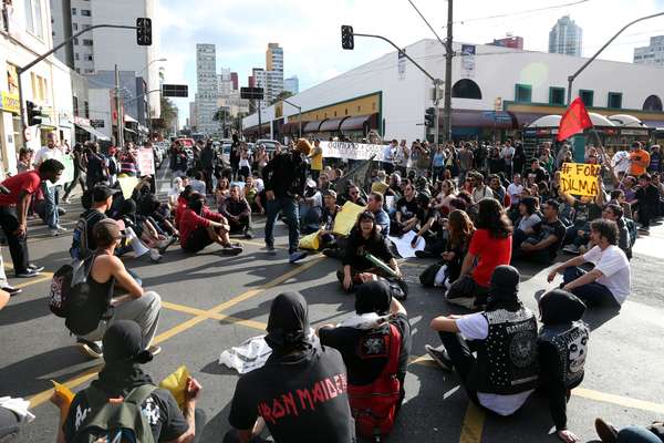 Cerca de 100 manifestantes reuniram-se no centro de Curitiba, na Boca Maldita, para protestar contra a Copa do Mundo, dia em que a cidade foi palco de Irã e Nigéria.