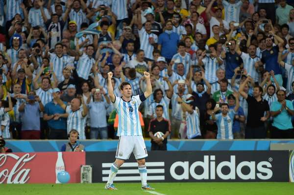 Messi comemora o gol marcado contra a Bósnia, e a torcida vai à loucura nas arquibancadas do Estádio do Maracanã, na noite deste domingo; partida terminou em 2 a 1 para os hermanos.